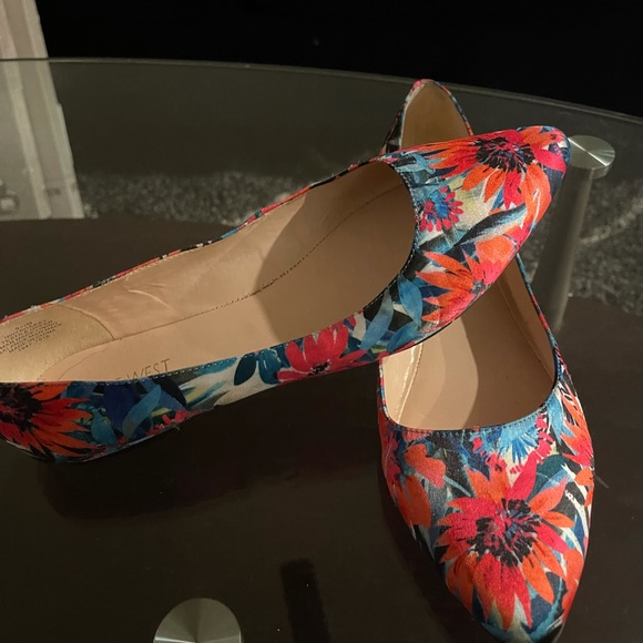 Nine West Flower Detail Flat. - Picture 1 of 6